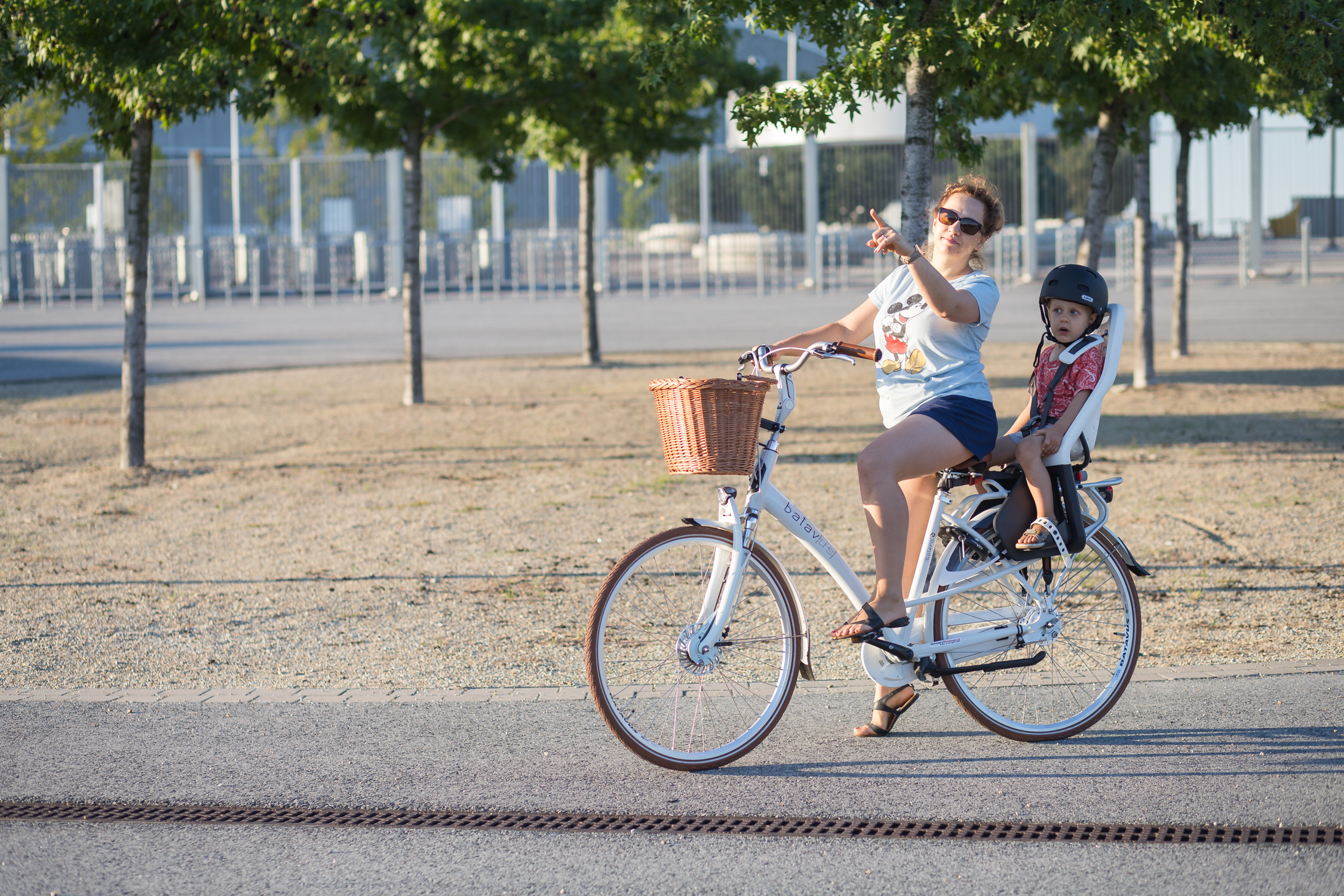 dziecko na rowerze